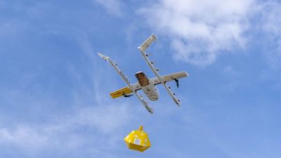 Дрон получает заказ перед вылетом с завода Wing во время демонстрации во Фриско, штат Техас, 31 августа 2022 года. (Andy Jacobsohn/AFP via Getty Images)
