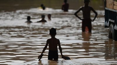 Дети в затопленной зоне после повышения уровня воды в реке Ямуна из-за недавних дождей в Нью-Дели, 28 сентября 2022 года. (Sajjad Hussain/AFP via Getty Images)
