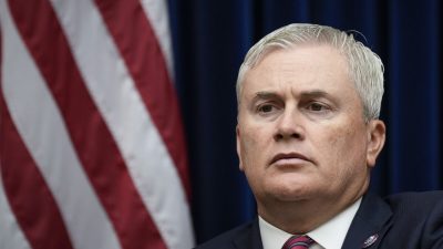 Джеймс Комер, член Комитета по надзору палаты представителей США во время слушаний в Вашингтоне 27 июля 2022 года. (Drew Angerer/Getty Images)