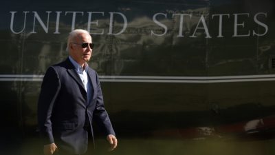 Президент Джо Байден идёт по Южной лужайке в Белый дом, Вашингтон, 10 октября 2022 года. (Alex Wong/Getty Images)