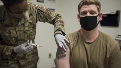 Военнослужащий военно-воздушных сил США получает вакцину от COVID-19 Moderna на авиабазе Кунсан, Республика Корея, 29 декабря 2020 г. (ВВС США /Джордан Гарнер)