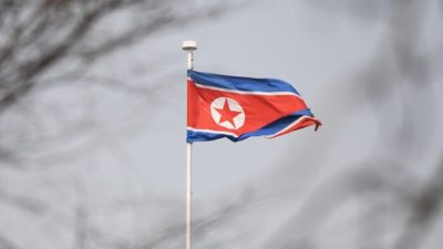 Северокорейский флаг над посольством Северной Кореи в Пекине 9 марта 2018 года. (Greg Baker/AFP via Getty Images)