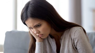 Обижаться на мир за его, казалось бы, бесконечную несправедливость по отношению к вам – это форма самосаботажа, которая стоит вам силы и счастья (физкес/Shutterstock)
