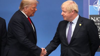 Премьер-министр Великобритании Борис Джонсон обменивается рукопожатием с президентом Дональдом Трампом на ежегодном саммите глав правительств стран НАТО в Уотфорде, Англия, 4 декабря 2019 г. (Steve Parsons/WPA Pool/Getty Images)