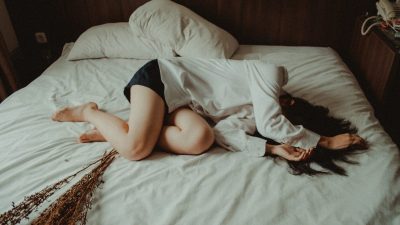 Наше тело устроено таким образом, чтобы восстанавливаться после периодических стрессов, но когда мы напрягаемся слишком долго, то в конце концов ломаемся. (Yuris Alhumaydy/Unsplash)