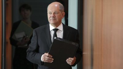 Канцлер Германии Олаф Шольц прибывает на еженедельное заседание кабинета министров в канцелярию в Берлине 10 августа 2022 года. (Michael Sohn/AP Photo)