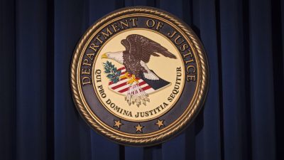 Логотип Министерства юстиции (DOJ) на стене в Нью-Йорке, 5 декабря 2013 г. (Carlo Allegri/Reuters)