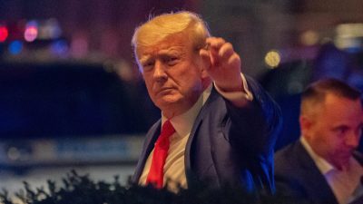 Экс-президент США Дональд Трамп прибывает в Башню Трампа на следующий день после того, как агенты ФБР ворвались в его дом в Мар-а-Лаго-Палм-Бич, Нью-Йорк, 9 августа 2022 года. (David 'Dee' Delgado/Reuters)