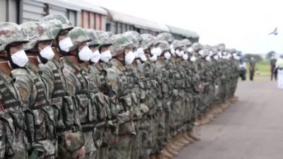 Китайские солдаты прибывают на железнодорожную станцию Гродеково для участия в учениях, Приморский край, Россия, на фото с видео, опубликованного 29 августа 2022 года. (Russian Defense Ministry Press Service/Screenshot via AP)