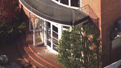Ущерб, нанесённый дому спикера Палаты представителей США Нэнси Пелоси после нападения на её мужа Пола Пелоси во время взлома в их доме в Сан-Франциско, Калифорния, 28 октября 2022 года. (KGO TV via ABC via REUTERS)