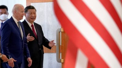 Президент США Джо Байден встречается с китайским лидером Си Цзиньпином на поле саммита лидеров G-20 на Бали, Индонезия, 14 ноября 2022 года. Фото: Kevin Lamarque/Reuters