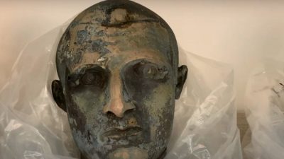 Бронзовые статуи возрастом около 2300 лет, найденные в термальном источнике Италии. (Скриншот/QuotidianoNazionale/youtube.com)