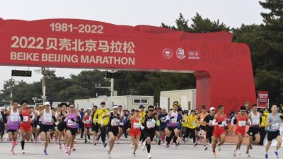 Бегуны в Пекинском марафоне 6 ноября 2022 года. Фото: Zhang Chenlin/Xinhua /AP