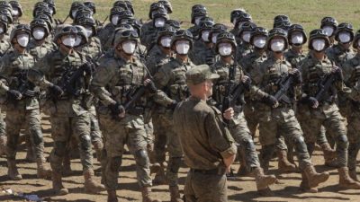 Китайские войска маршируют во время военных учений «Восток 2022» на полигоне на Дальнем Востоке России, 31 августа 2022 года. (Vadim Savitsky/Russian Defense Ministry Press Service/AP)
