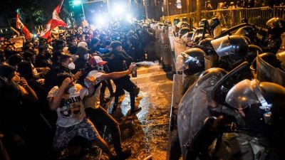 Тысячи жителей Перу требуют отставки президента. (Photo by ERNESTO BENAVIDES/AFP via Getty Images)
