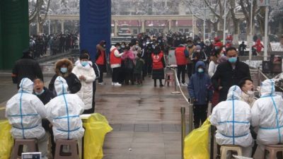 Жители стоят в очереди за тестами на COVID-19 в рамках программы массового тестирования в Чжэнчжоу провинции Хэнань, Китай, 5 января 2022 года. (STR/CNS/AFP via Getty Images)