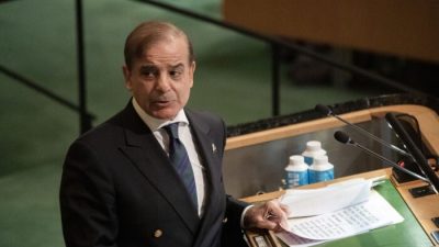 Премьер-министр Пакистана Шахбаз Шариф выступает на 77-й сессии Генеральной Ассамблеи ООН в штаб-квартире ООН в Нью-Йорке 23 сентября 2022 года. (Bryan R. Smith/AFP via Getty Images)