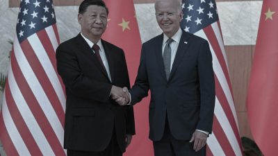 Президент США Джо Байден и лидер Китая Си Цзиньпин на саммите G20 в Нуса Дуа на индонезийском курортном острове Бали 14 ноября 2022 года. (Saul Loeb/AFP via Getty Images)
