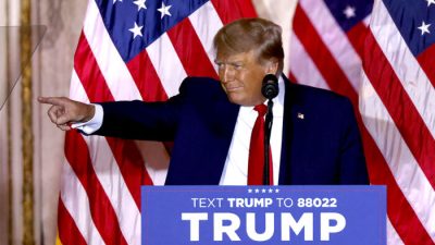 Бывший президент Дональд Трамп объявляет, что баллотируется на президентских выборах 2024 года, в своём поместье Мар-а-Лаго в Палм-Бич, штат Флорида, 15 ноября 2022 года. Фото: Alon Skuy/AFP/Getty Images