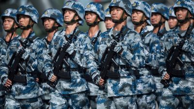 Солдаты Народно-освободительной армии в казармах Shek Kong — части гарнизона Гонконга — 30 июня 2017 года. (Dale De La Rey/AFP via Getty Images)