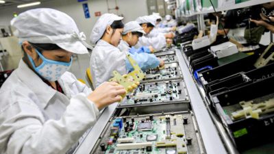Китайские рабочие собирают электронные компоненты на заводе Foxconn в городе Шэньчжэнь, провинция Гуандун, Китай, 26 мая 2010 года. (AFP/Getty Images) Китайские рабочие собирают электронные компоненты на заводе Foxconn в городе Шэньчжэнь, провинция Гуандун, Китай, 26 мая 2010 года. (AFP/Getty Images) 