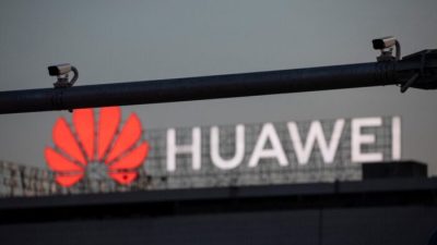 Камеры наблюдения перед логотипом Huawei в Белграде, Сербия, 11 августа 2020 г. (Marko Djurica/Reuters)