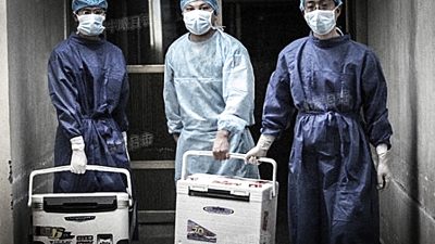 Врачи несут органы для операции по пересадке в больнице в провинции Хэнань, 16 августа 2012 года. (Screenshot/Sohu.com)