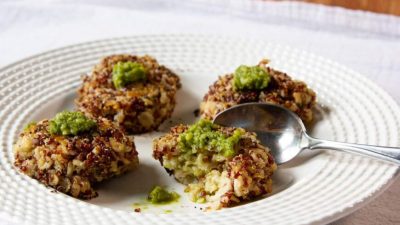 Овсяные крокеты из киноа (Andrea Hayley-Sankaran/Butteredveg.com)