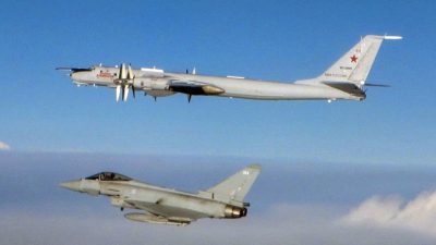 Бомбардировщик Typhoon Королевских ВВС Великобритании и российский морской патрульный самолёт Ту-142 Bear на фотографии из архива. (Королевские военно-воздушные силы Великобритании)