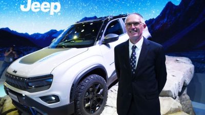 Генеральный директор Stellantis Карлос Таварес позирует после презентации Jeep Avenger 4Xe Concept в первый день Парижского автосалона 2022, 17 октября 2022 года. (Eric Piermont/AFP via Getty Images)