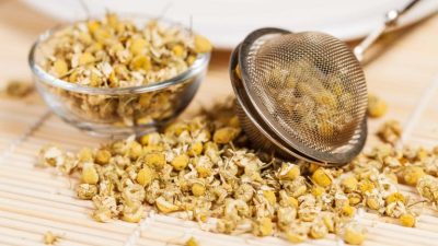 Сухая ромашка с ситечком для приготовления ромашкового чая. Deymos via Dreamstime