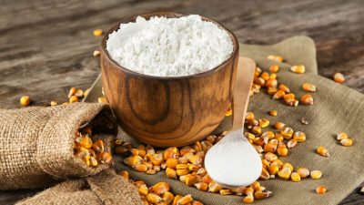 Миска с кукурузным крахмалом и ядрами на столе (Africa Studio/Shutterstock)