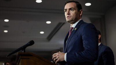 Член палаты представителей Майк Галлахер, республиканец от Висконсин, беседует с журналистами 21 сентября 2021 года. (Anna Moneymaker/Getty Images)