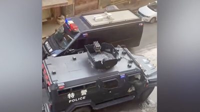 Бронированные полицейские машины патрулируют в провинции Хунань, Китай, ноябрь 2022 г. (Screenshot via the Chinese language edition of The Epoch Times)