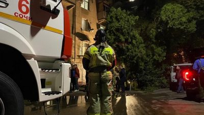 Увеличилось число жертв после обрушения балкона пятиэтажки в Сочи. (23.mchs.gov.ru/CC BY 4.0)