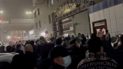 Протесты против строгих ограничений COVID-19 в городе Урумчи, Синьцзян, Китай, 25 ноября 2022 г. (Video obtained by Reuters/via Reuters)