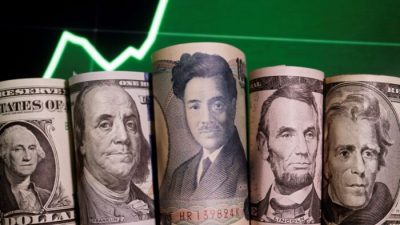 Банкноты японской иены и доллара США показаны на фоне графика обменного курса валюты, 16 июня 2022 года. (FlorenceLo/Illustration/Reuters)