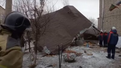 В Чите ураган сорвал крышу детсада, где находилось 77 детей.  Фото: Скриншот/ГТРК Чита/youtube.com 