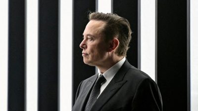 Илон Маск на церемонии открытия нового завода по производству электромобилей Tesla Gigafactory в Грюнхайде, Германия, 22 марта 2022 года. (Патрик Плюль/Пул через REUTERS/File Photo/File Photo)
