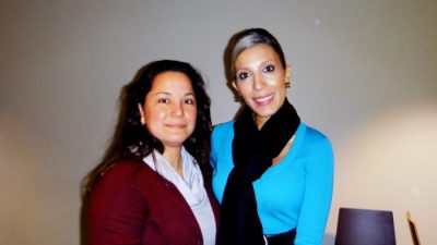 Роксана Фронтини (справа) и её подруга посмотрели шоу Shen Yun Performing Arts в Adrienne Arsht Center в Майями 28 декабря 2022 года. (Teng Dongyu/The Epoch Times)
