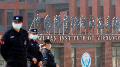 Сотрудники службы безопасности у здания Уханьского института вирусологии во время визита группы Всемирной организации здравоохранения, в Ухане, провинция Хубэй, Китай, 3 февраля 2021 года. (Thomas Peter/Reuters)