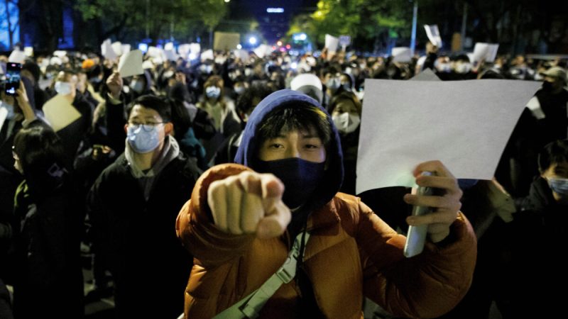 В Китае растёт протестное движение «белой бумаги» Люди держат белые листы бумаги в знак протеста в Пекине 27 ноября 2022 года. (Thomas Peter/Reuters)