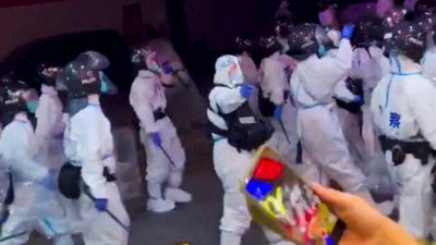 Спецназовцы в костюмах индивидуальной защиты во время протестов в Гуаньчжоу, Гуаньдун, Китай. Скриншот видеозаписи, опубликованной в социальных сетях 29 ноября 2022 года. Фото: Reuters/Reuters