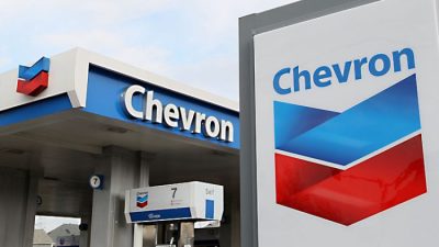 Логотип Chevron на автозаправочной станции Chevron в Аламеде, Калифорния, на фотографии из архива. Фото: Justin Sullivan/Getty Images