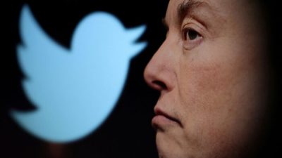 На иллюстрации логотип Twitter и фотография Илона Маска показаны через лупу, сделано 27 октября 2022 года. (DadoRuvic/Reuters)