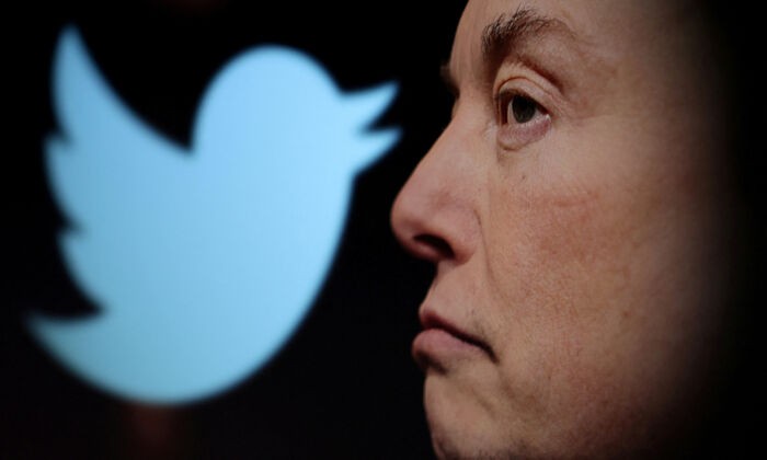 На иллюстрации логотип Twitter и фотография Илона Маска показаны через лупу, сделано 27 октября 2022 года. (DadoRuvic/Reuters)