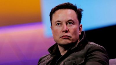Генеральный директор Tesla Илон Маск выступает на игровой конвенции в Лос-Анджелесе, Калифорния, 13 июня 2019 года. (Mike Blake/Reuters)