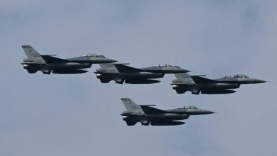 Четыре модернизированных истребителя F-16 V американского производства на церемонии ВВС Цзяи на юге Тайваня 18 ноября 2021 г. (Sam Yeh/AFP via Getty Images)