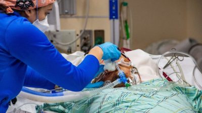 Уход за непривитым 40-летным пациентом, страдающим от последствий Covid-19, в отделении интенсивной терапии Хартфордской больницы в Хартфорде, штат Коннектикут, 18 января 2022 года. (OSEPH PREZIOSO/AFP via Getty Images)