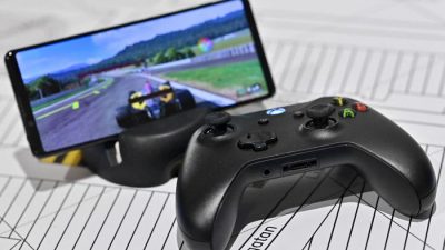 Фото. Контроллер Microsoft Xbox с телефоном 5G компании Ericsson в Кисте, Стокгольм, 18 марта 2022 года. (DIRK WAEM/BELGA MAG/AFP via Getty Images)